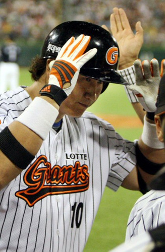 4일 경남 마산야구장에서 열린 2009 프로야구 롯데와 두산전.8회말 1사 1루 때 롯데 이대호가 투런 홈런을 날린 뒤 동료들의 축하를 받고 있다.
 