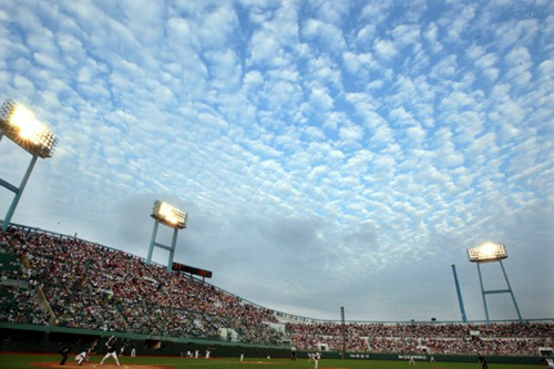 4일 경남 마산야구장에서 열린 2009 프로야구 롯데와 두산전에 구름처럼 몰려든 관중들과 파란 하늘 위에 가득 채운 뭉개구름이 멋진 조화를 이루고 있다. 