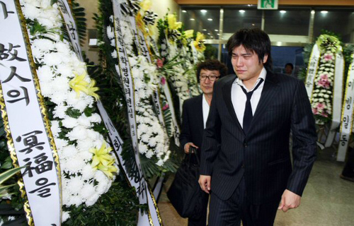 4일 ‘아시아의 물개’ 故 조오련의 빈소가 마련된 전남 해남군 국제장례식장에 차남 성모(26)씨가 오열하며 들어서고 있다. 