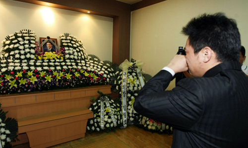 4일 ‘아시아의 물개’ 故 조오련의 빈소가  마련된 전남 해남군 국제장례식장에서 장남 성웅(29)씨가 아버지의 영정을 바라보며 오열하고 있다. 