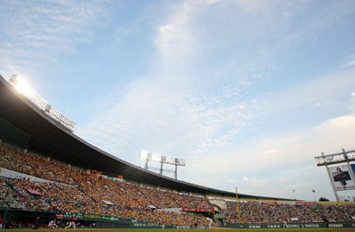 쾌청한 날씨를 보인 5일 서울 잠실야구장에서 프로야구 LG와 KIA 경기가 열리고 있다. 