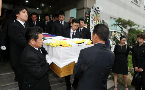 심장마비로 타계한 수영 영웅 조오련의 영결식이 6일 오전 전남 해남군 국제장례식장에서 열려 시신이 운구되고 있다. 