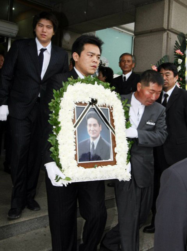 심장마비로 타계한 수영 영웅 조오련의 영결식이 6일 오전 전남 해남군 국제장례식장에서 열려 큰 아들 성웅씨가 영정을 들고 장례식장을 나서고 있다. 