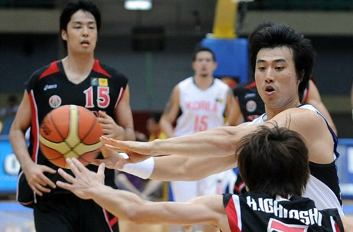 한국 농구 대표팀 방성윤(오른쪽 위)가 6일 중국 톈진 체육관에서 열린 '제25회 FIBA 아시아남자농구선수권대회' 일본과의 경기에서 상대 이가라시를 피해 패스를 하고 있다.
 