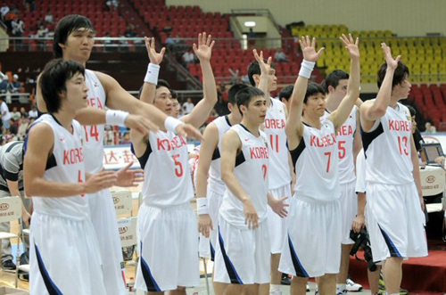 한국 농구 대표팀선수들이 6일 중국 톈진 체육관에서 열린 '제25회 FIBA 아시아남자농구선수권대회' 일본과의 경기에서 에서 승리한 뒤 환호하는 교민과 팬들에게 인사를 하고 있다. 
