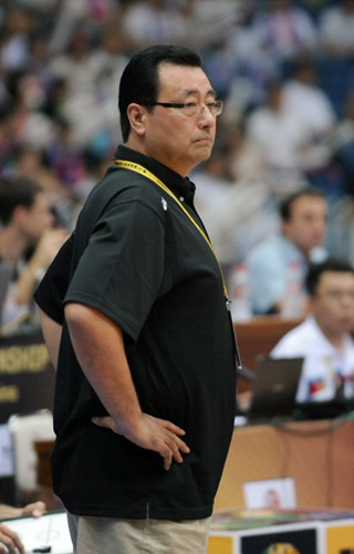 일본 농구대표팀의 오사무 쿠라이시감독이 6일 중국 톈진 체육관에서 열린 '제25회 FIBA 아시아남자농구선수권대회' 한국과의 경기를 심각한 표정으로 바라보고 있다.
 