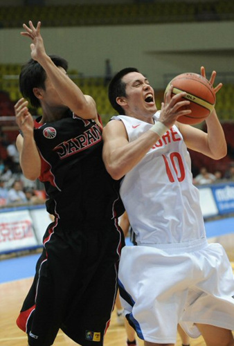 한국 농구 대표팀 이동준(오른쪽)이 6일 중국 톈진 체육관에서 열린 '제25회 FIBA 아시아남자농구선수권대회' 일본과의 경기에서 상대 다케다 에 앞서 리바운드를 잡고 있다.
 