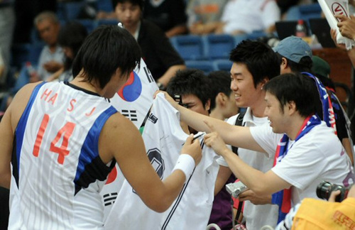 한국 농구 대표팀 하승진(왼쪽)이 6일 중국 톈진 체육관에서 열린 '제25회 FIBA 아시아남자농구선수권대회' 일본과의 경기에서 에서 승리한 뒤 교민과 팬들에게 사인을 해 주고 있다. 