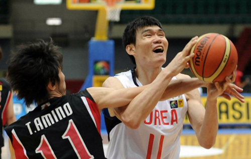 한국 농구 대표팀 김주성(오른쪽)이 6일 중국 톈진 체육관에서 열린 '제25회 FIBA 아시아남자농구선수권대회' 일본과의 경기에서 상대 아미노 토무의 파울로 볼을 놓치고 있다. 