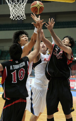 한국 농구 대표팀 하승진(왼쪽에서두번째)과 오세근이 6일 중국 톈진 체육관에서 열린 '제25회 FIBA 아시아남자농구선수권대회' 일본과의 경기에서 상대 수비와 리바운드를 다투고 있다. 