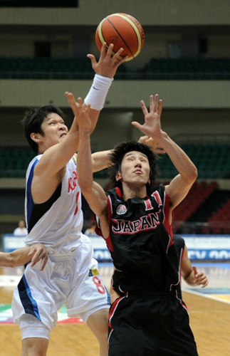 한국 농구 대표팀 이규섭(왼쪽)이 6일 중국 톈진 체육관에서 열린 '제25회 FIBA 아시아남자농구선수권대회' 일본과의 경기에서 상대 아미노 토무와 리바운드를 다투고 있다. 