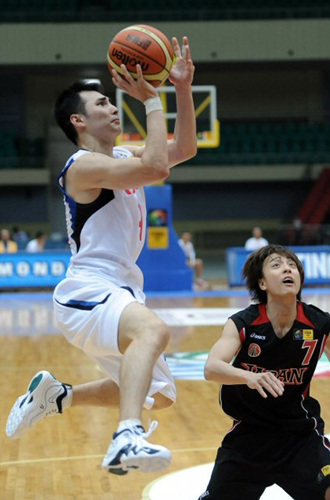 한국 농구 대표팀 주희정(왼쪽)이 6일 중국 톈진 체육관에서 열린 '제25회 FIBA 아시아남자농구선수권대회' 일본과의 경기에서 상대 이가라시를 앞에 두고 레이업슛을 하고 있다. 
