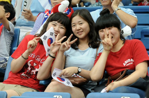 한국 팬들이 6일 중국 톈진 체육관에서 열린 '제25회 FIBA 아시아남자농구선수권대회' 한국과 일본과의 경기에서 응원을 하고 있다. 