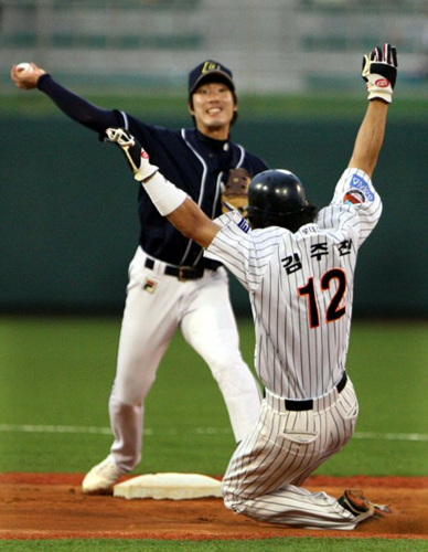 6일 마산야구장에서 열린 2009 프로야구 롯데-두산전. 1회말 무사 1루 롯데 박기혁의 병살타로 1루에 있던 김주찬이 2루에서 포스아웃되고 있다. 