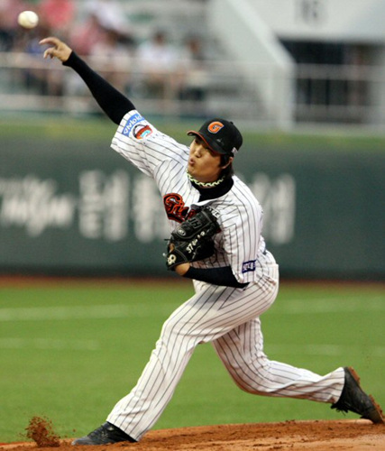 6일 마산야구장에서 열린 2009 프로야구 롯데-두산전에서 롯데 선발 조정훈이 역투하고 있다. 