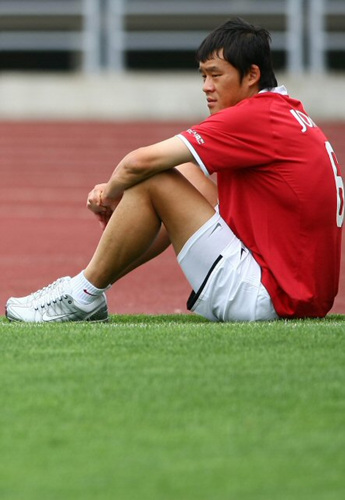 한일 프로축구올스타 2009 조모컵을 하루 앞둔 7일 오후 인천 문학경기장에서 열린 한국 올스타팀 공식훈련에서 전날 연습경기에서 오른쪽 무릎 부상을 당한 곽희주가 동료들의 훈련장면을 바라보고 있다. 