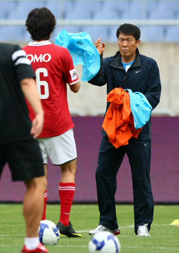 한일 프로축구올스타 2009 조모컵을 하루 앞둔 7일 오후 인천 문학경기장에서 열린 한국 올스타팀 공식훈련에서 차범근 감독이 기성용에게 조끼를 던져주고 있다. 
