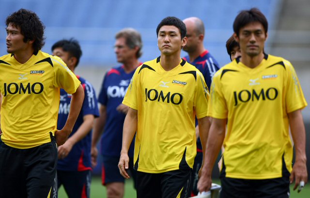 한일 프로축구올스타 2009 조모컵을 하루 앞둔 7일 오후 인천 문학경기장에서 열린 일본 올스타팀 공식훈련에서 J-리그 교토 퍼플상가에서 활약중인 이정수가 팀 동료들과 훈련을 하기 위해 이동하고 있다. 