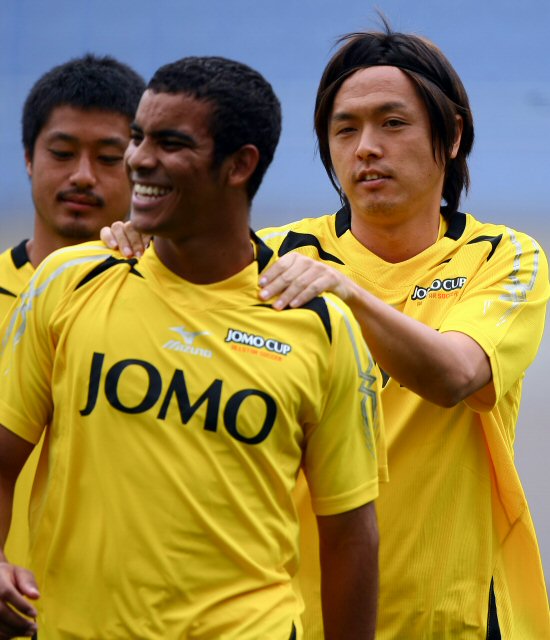 한일 프로축구올스타 2009 조모컵을 하루 앞둔 7일 오후 인천 문학경기장에서 열린 일본 올스타팀 공식훈련에서 일본팀의 핵심 엔도 야스히토가 동료들과 훈련하기 위해 경기장으로 이동하고 있다. 