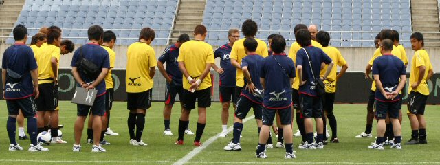 한일 프로축구올스타 2009 조모컵을 하루 앞둔 7일 오후 인천 문학경기장에서 열린 일본 올스타팀 공식훈련에서 올리베이라 감독이 선수들에게 훈련 내용을 설명하고 있다. 
 