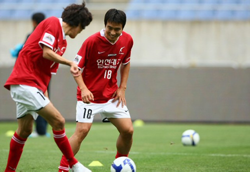 한일 프로축구올스타 2009 조모컵을 하루 앞둔 7일 오후 인천 문학경기장에서 열린 한국 올스타팀 공식훈련에서 공격수 이동국과 미드필더 김정우가 드리블 연습을 하고 있다. 