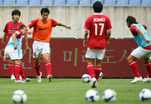한일 프로축구올스타 2009 조모컵을 하루 앞둔 7일 오후 인천 문학경기장에서 열린 한국 올스타팀 공식훈련에서 이동국이 실전처럼 볼 트래핑을 하고 있다. 