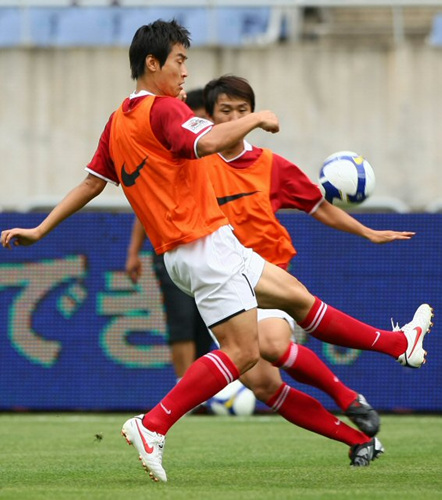 한일 프로축구올스타 2009 조모컵을 하루 앞둔 7일 오후 인천 문학경기장에서 열린 한국 올스타팀 공식훈련에서 이동국이 실전처럼 볼 트래핑을 하고 있다. 