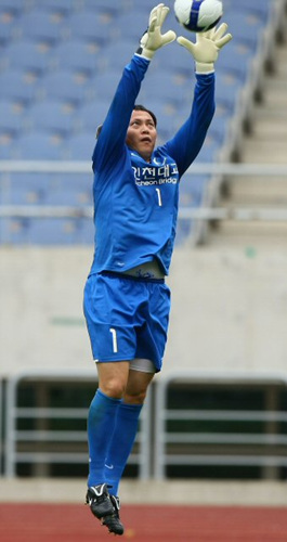 한일 프로축구올스타 2009 조모컵을 하루 앞둔 7일 오후 인천 문학경기장에서 열린 한국 올스타팀 공식훈련에서 한국팀 수문장 이운재가 공중볼 훈련을 하고 있다. 