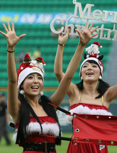 크리스마스 복장을 한 LG트윈스 응원단이 관중들에게 선물을 나눠주며 환호하고 있다. 7일 잠실야구장 프로야구 LG-두산의 경기 중. 