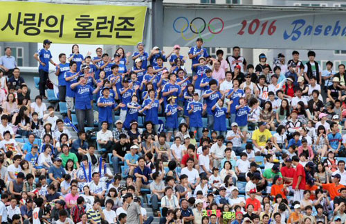  9일 부산 사직야구장에서 열린 프로야구 롯데와 삼성의 경기에서 좌중간 관중석에서 파란색 삼성 유니폼을 입은 팬들이 열띤 응원을 펼치고 있다. 