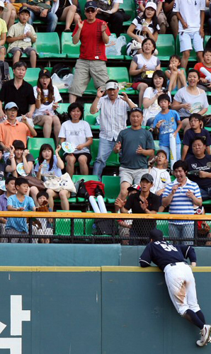 9일 잠실야구장 LG와 두산의 경기 1회말 1사 1루 상황에서 LG 박용택의 투런 홈런타구를 김현수(두산)가 쫓아갔으나 못잡고 있다. 