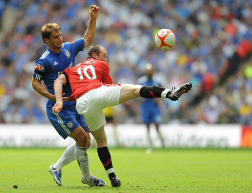 9일(한국시간) 영국 런던 웸블리스타디움에서 열린 맨유와 첼시의 2009 커뮤니티실드 경기에서 루니가 이바노비치와 볼 경합을 벌이고 있다. 