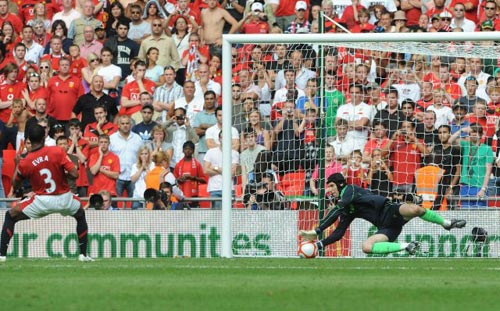 9일(한국시간) 영국 런던 웸블리 스타디움에서 열린 FA 커뮤니티 실드 맨체스터 유나이티드(이하 맨유)-첼시 경기, 첼시 페트르 체흐 골키퍼(오른쪽)가 승부차기에서 맨유 파트리스 에브라의 슛을 막고 있다. 