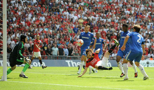 9일(한국시간) 영국 런던 웸블리스타디움에서 열린 맨유와 첼시의 2009 커뮤니티실드 경기 전반 16분 박지성이 발리슛을 시도하고 있다. 
