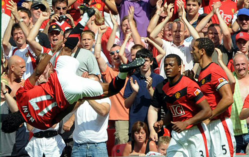 9일(한국시간) 영국 런던 웸블리스타디움에서 열린 맨유와 첼시의 2009 커뮤니티실드 경기에서 전반 9분 골을 터뜨린 맨유의 나니가 덤블링 세리머니를 하고 있다. 