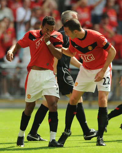 9일(한국시간) 영국 런던 웸블리스타디움에서 열린 맨유와 첼시의 2009 커뮤니티실드 경기에서 선취골을 기록한 나니가 축하를 받고 있다. 