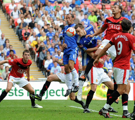 9일(한국시간) 영국 런던 웸블리스타디움에서 열린 맨유와 첼시의 2009 커뮤니티실드 경기에서 첼시의 주장 존 테리가 공중볼을 잡아내고 있다. 