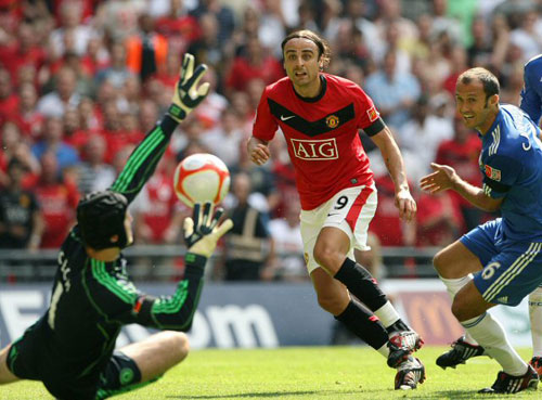 9일(한국시간) 영국 런던 웸블리스타디움에서 열린 맨유와 첼시의 2009 커뮤니티실드 경기에서 맨유 베르바토프의 슛을 체흐가 막아내고 있다. 