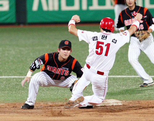 11일 광주 무등경기장에서 열린 2009 프로야구 기아 타이거즈와 롯데 자이언츠의 경기에서 4회말 1사 기아 1루주자 김원섭이 도루에 실패하고 있다. 