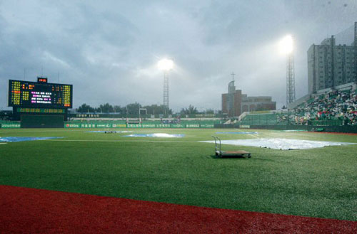  11일 광주 무등경기장에서 열린 2009 프로야구 기아 타이거즈와 롯데 자이언츠의 경기가 우천으로 중단되고 있다. 
