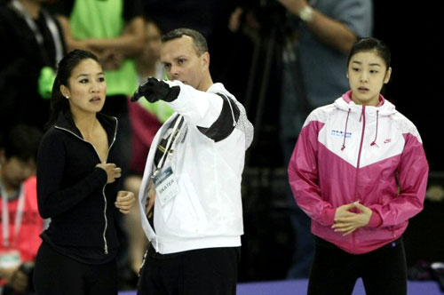 12일 서울 올림픽공원 체조경기장에서 열린 삼성 애니콜★하우젠 아이스 올스타즈 2009 미디어 공개 리허설에서 김연아와 미셸콴이 데이비드 윌슨으로부터 안무 지도를 받고 있다. 