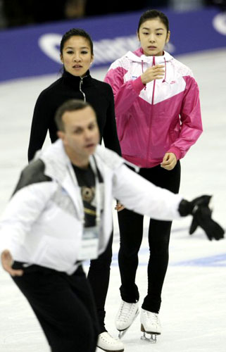 12일 서울 올림픽공원 체조경기장에서 열린 삼성 애니콜★하우젠 아이스 올스타즈 2009 미디어 공개 리허설에서 김연아와 미셸콴이 데이비드 윌슨으로부터 안무 지도를 받고 있다. 