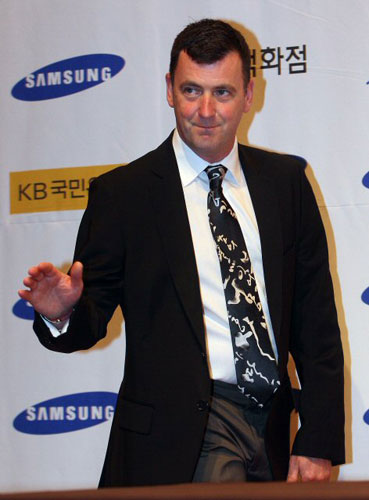 13일 오후 서울 장충동 신라호텔에서 열린 '삼성 애니콜 하우젠 아이스 올스타 2009' 기자회견에서 브라이언 오서 코치가 회견장으로 들어오고 있다. 