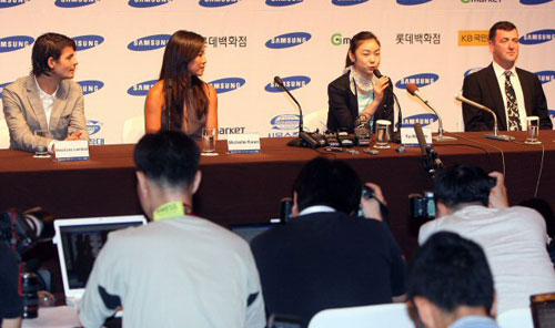 13일 오후 서울 장충동 신라호텔에서 열린 '삼성 애니콜 하우젠 아이스 올스타 2009' 기자회견에서 김연아가 밝은표정으로 질문에 답하고 있다. 