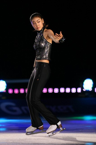 14일 밤 서울 송파구 올림픽공원 내 제1체육관에서 열린 삼성애니콜★하우젠 아이스올스타 2009 2부에서 김연아가 관객들에게 섹시댄스를 선보이고 있다. 
