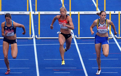 15일(한국시간) 독일 베를린 브란덴부르크문에서 열린 제 12회 세계육상선수권대회 첫날 여자 110m 허들 경기에서 선수들이 질주하고 있다. 