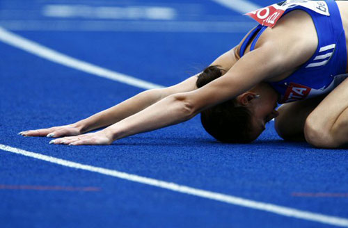 15일(한국시간) 독일 베를린 브란덴부르크문에서 열린 제 12회 세계육상선수권대회 첫날 여자 3,000m 장애물 경주에 참가한 한 선수가 경기 종료 뒤 휴식을 취하고 있다. 