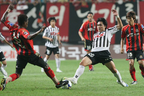 15일 저녁 서울월드컵경기장에서 열린 2009 K리그 FC서울과 경남FC의 경기에서 FC서울 아디와 경남FC 이훈이 볼다툼을 하고 있다. 