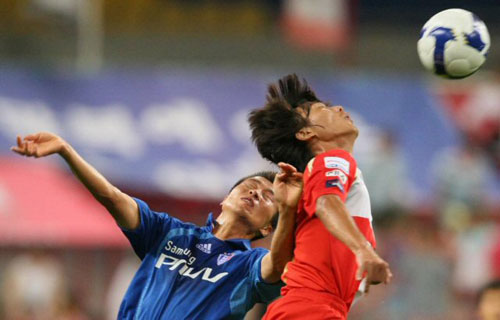 15일 부산 아시아드주경기장에서 열린 프로축구 K리그 부산 아이파크 대 수원 삼성의 경기. 수원 문민귀와 부산 김효일이 공중볼을 다투고 있다. 