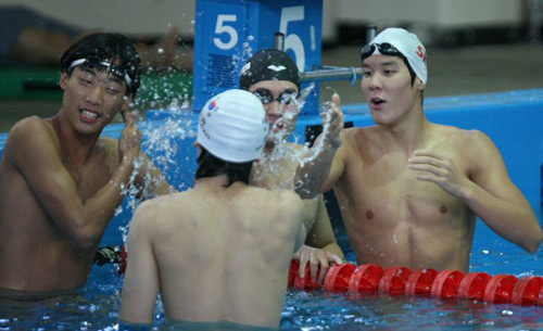 한국 수영의 희망 박태환이 16일 오후 태릉선수촌에 입촌, 국가대표팀과 훈련을 다시 시작하며 대화하고 있다. 
